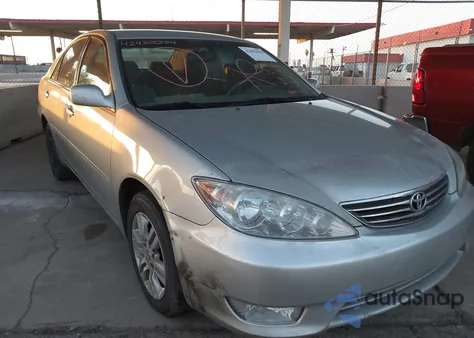 2005 Toyota Camry Xle z USA, uszkodzony, nr VIN 4T1BE32K55U062998